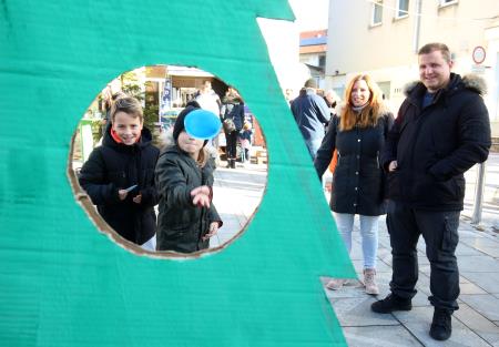 TRIJE DOBRI MOŽJE, ROMANA KRAJNČAN IN JELENI PRIREDITEV PRED KULTURNIM DOMOM 06 FOTO LJUBO VUKELIČ